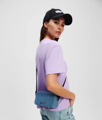 KAMEROVÁ TAŠKA Z DENIMU S KOVOVÝM LOGEM