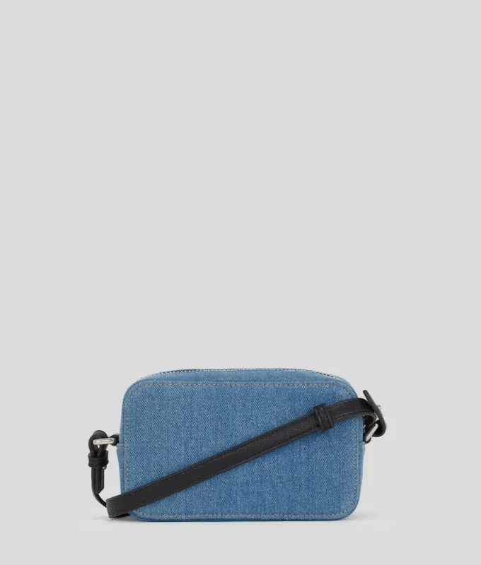 KAMEROVÁ TAŠKA Z DENIMU S KOVOVÝM LOGEM KAMEROVÁ TAŠKA Z DENIMU S KOVOVÝM LOGEM