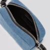 KAMEROVÁ TAŠKA Z DENIMU S KOVOVÝM LOGEM KAMEROVÁ TAŠKA Z DENIMU S KOVOVÝM LOGEM