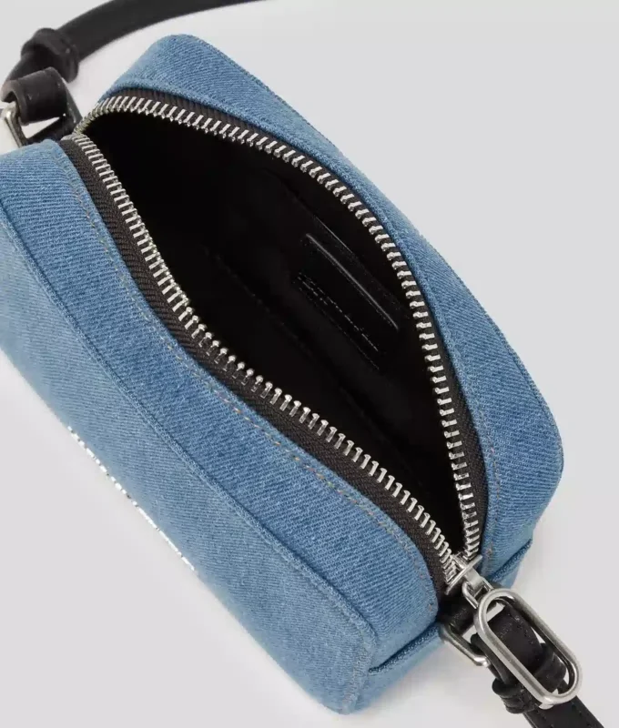 KAMEROVÁ TAŠKA Z DENIMU S KOVOVÝM LOGEM KAMEROVÁ TAŠKA Z DENIMU S KOVOVÝM LOGEM