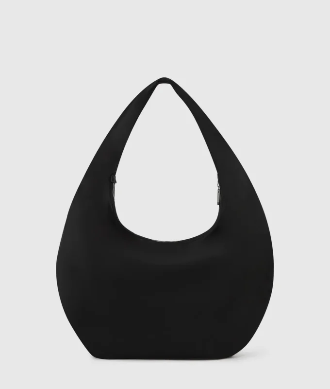 Lesklá nylonová taška typu hobo Lesklá nylonová taška typu hobo