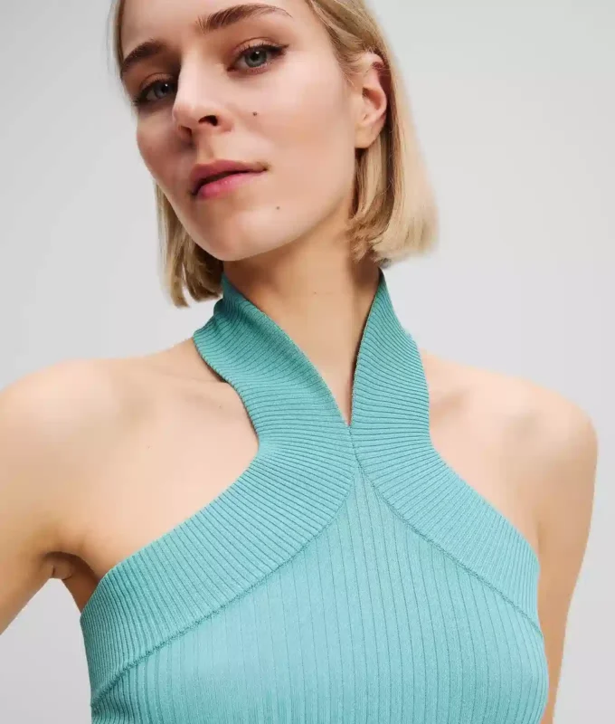 PLETENÝ TOP S VÝSTŘIHEM HALTER