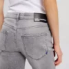 SLIM JEANS S STŘEDNÍM PASEM A ROZSTŘÍHNUTÝM LEMEM SLIM JEANS S STŘEDNÍM PASEM A ROZSTŘÍHNUTÝM LEMEM