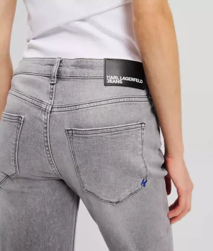 SLIM JEANS S STŘEDNÍM PASEM A ROZSTŘÍHNUTÝM LEMEM SLIM JEANS S STŘEDNÍM PASEM A ROZSTŘÍHNUTÝM LEMEM