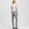 SLIM JEANS S STŘEDNÍM PASEM A ROZSTŘÍHNUTÝM LEMEM SLIM JEANS S STŘEDNÍM PASEM A ROZSTŘÍHNUTÝM LEMEM