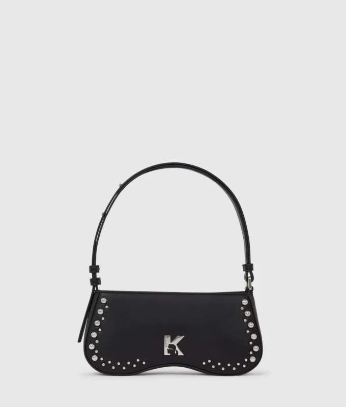 Sluneční brýle s cvočky, taška přes rameno