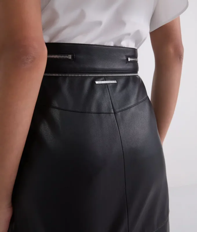 SUKNĚ Z UMĚLÉ KŮŽE S DETAILEM ZIPU SUKNĚ Z UMĚLÉ KŮŽE S DETAILEM ZIPU
