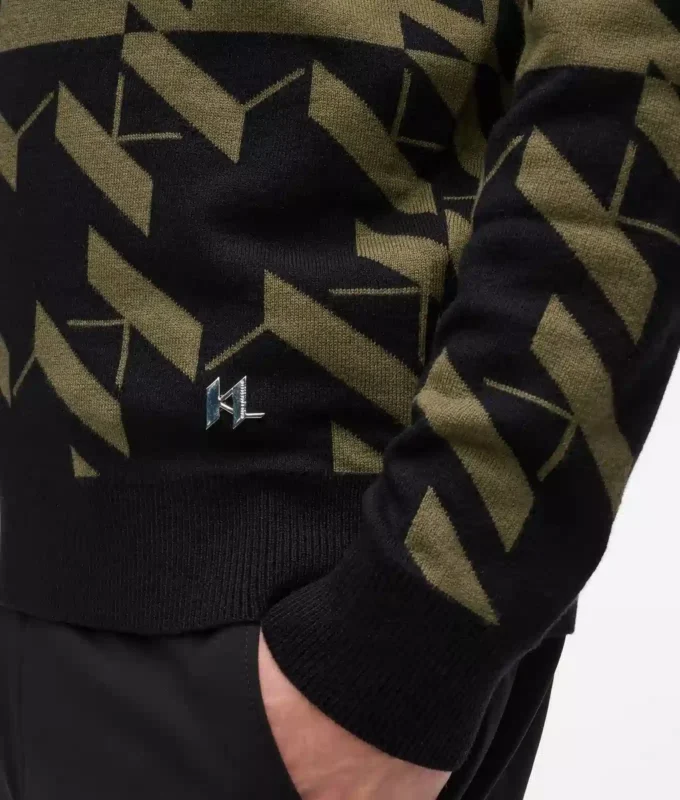 Svetr s monogramem Svetr s monogramem