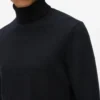 Svetr s rolákem a monogramovou sponou Svetr s rolákem a monogramovou sponou