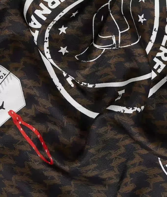 Šátek Ikon Monogram s cestovními razítky Šátek Ikon Monogram s cestovními razítky