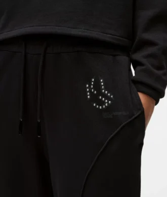 Tepláky s monogramem a cvočky
